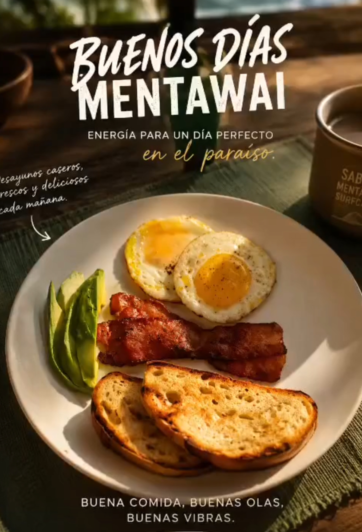 Desayuno con huevos fritos, bacon, aguacate y tostadas en Sabbit Mentawai surf camp
