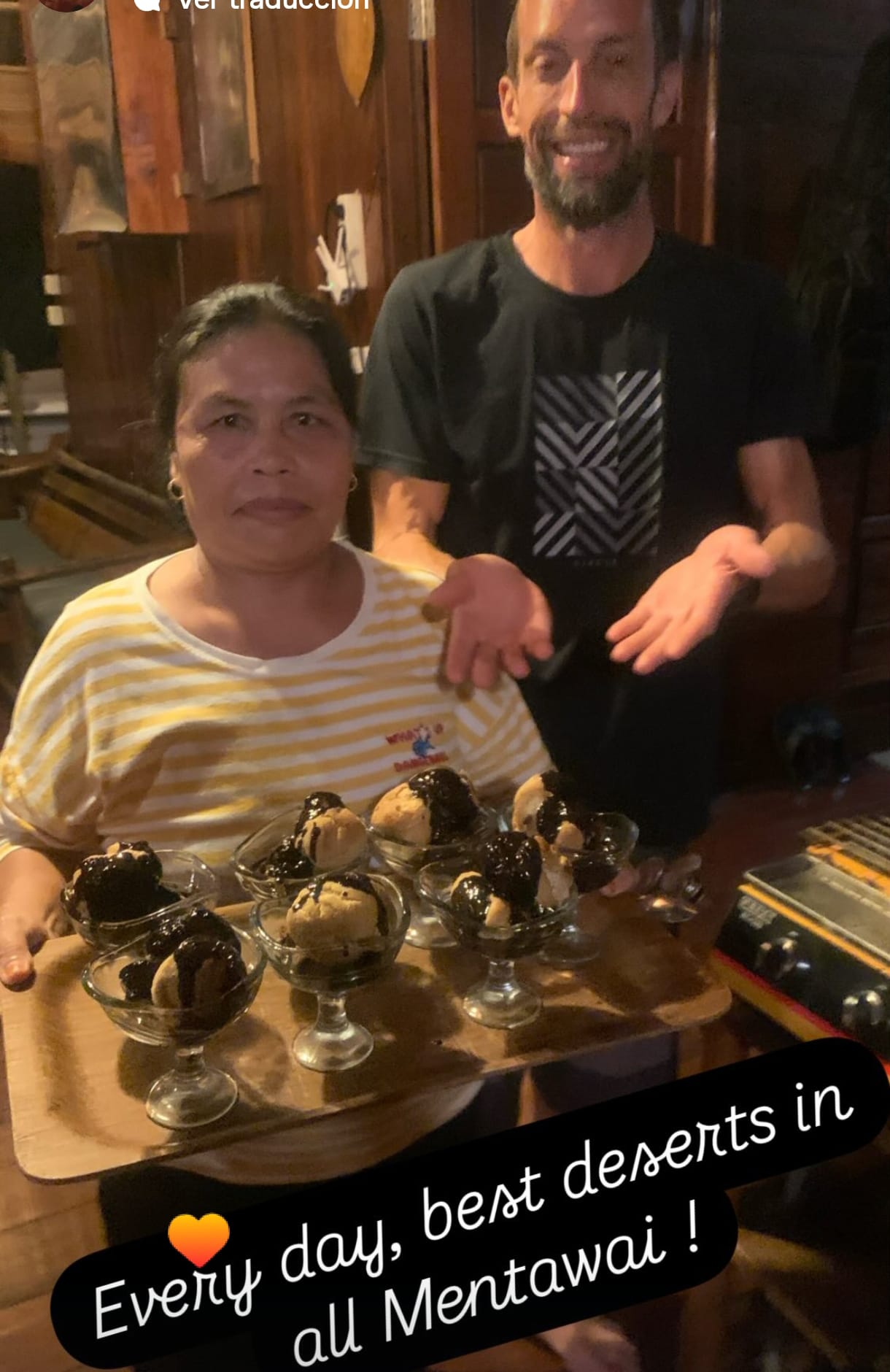 El cocinero de Sabbit Mentawai sirviendo postres de chocolate caseros